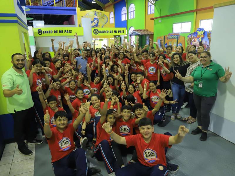 En El Museo para la Infancia ‘El Pequeño de Sula’ puedes descubrir las exhibiciones interactivas diseñadas especialmente para los más pequeños. Pueden explorar el mundo de la ciencia, la historia y la creatividad a través de juegos y experimentos. Su objetivo es fomentar el amor por el conocimiento y estimular la imaginación de los niños.