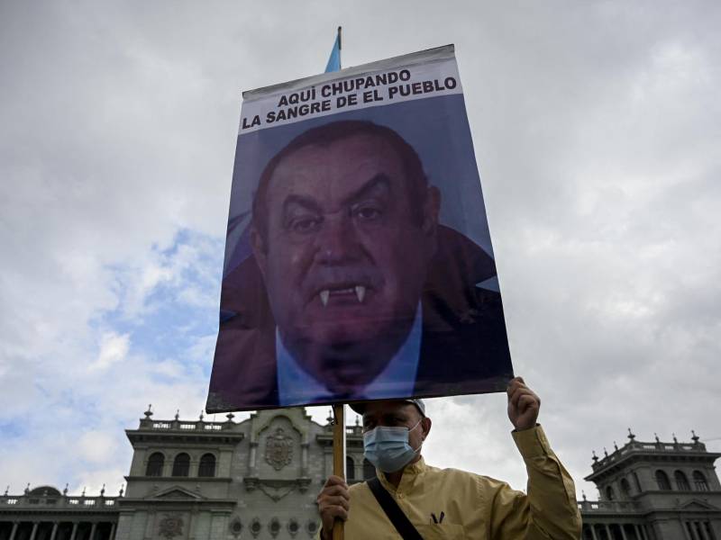 Manifestantes protestaron contra Giammattei y la corrupción en Guatemala.