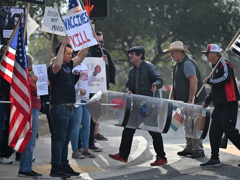 Manifestantes antivacuna protestan contra la orden de inmunizarse a varios empleados del sector público de EEUU.