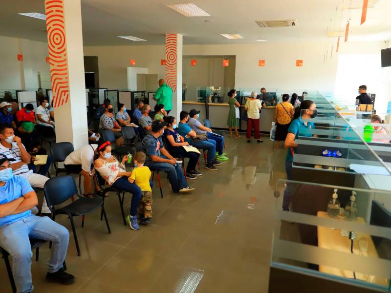 <b><span class=mln_uppercase_mln>afluencia.</span></b> Más de mil personas diarias llegan a la oficina del Registro en SPS.<span class=mln_uppercase_mln> </span>