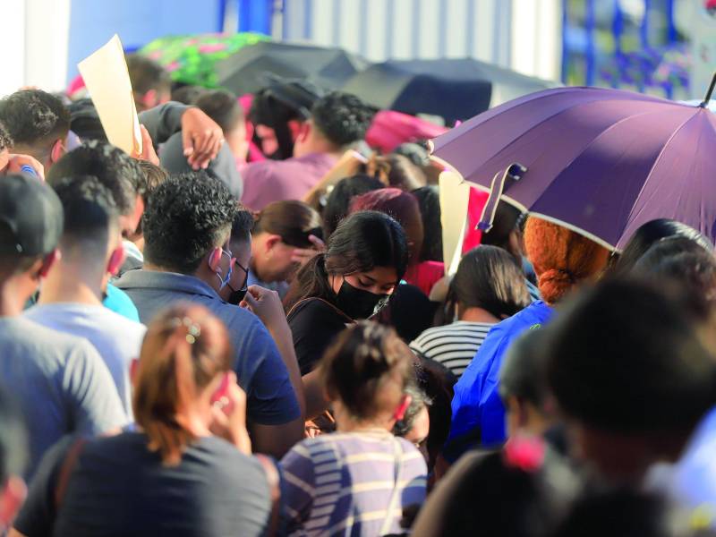 Miles de personas, la mayoría jóvenes, buscan una oportunidad afuera de las maquilas. Foto: Melvin Cubas.
