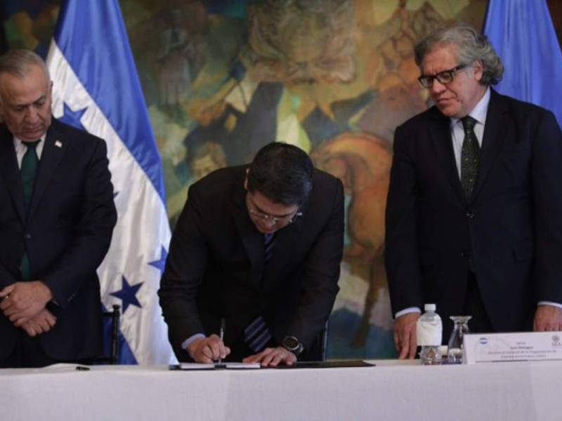 El mandatario Juan O. Hernández al sancionar la 'Ley de Política Limpia', como testigo de honor el Secretario General de la OEA, Luis Almagro.