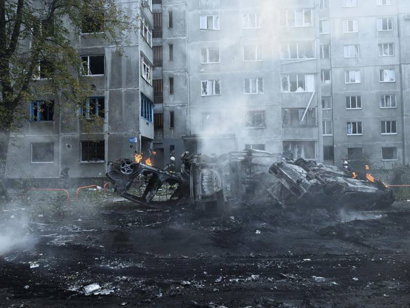 Ucrania está de luto por las víctimas del bombardeo ruso a Járkov, que mató el viernes al menos a 6 personas e hirió a 97, incluidos 22 niños, en medio de la continua negativa de Estados Unidos y otros aliados a permitir ataques de largo alcance contra aeródromos rusos, necesarios para proteger las ciudades ucranianas contra los cientos de bombas aéreas guiadas que Rusia lanza cada semana.