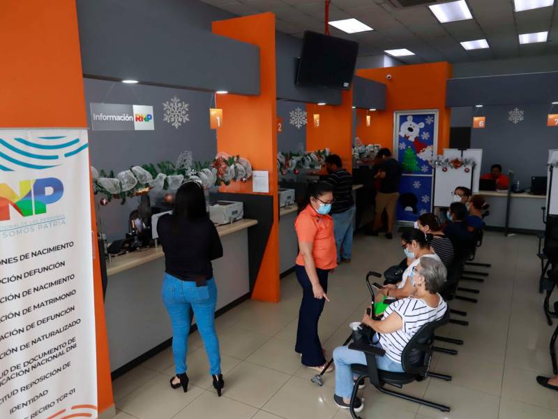 <b><span class=mln_uppercase_mln>Servicios.</span></b> La oficina auxiliar del RNP en la Plaza 501 de SPS lució ayer abarrotada.<span class=mln_uppercase_mln> Fotos: melvin hernán cubas</span>