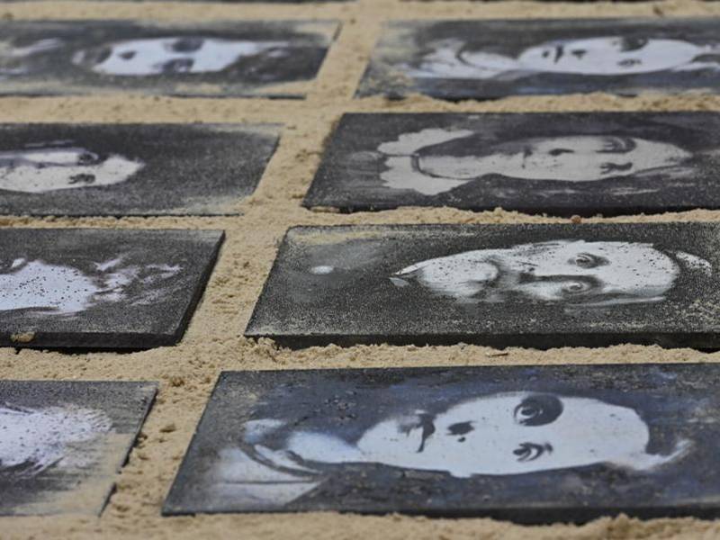 Fotografía del 27 de mayo de 2025 de la muestra fotográfica 'Desembarco' en el Museo de las Migraciones (MuMi), en Montevideo (Uruguay). Asistido por un motor de Inteligencia Artificial (IA).