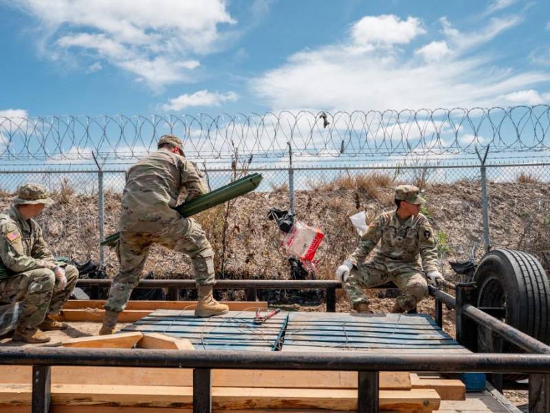 Soldados de la Guardia Nacional de Texas colocan material en preparación para construir y reparar cercas dañadas en las orillas del río Grande cerca de Shelby Park el 21 de marzo de 2024 en Eagle Pass, Texas.