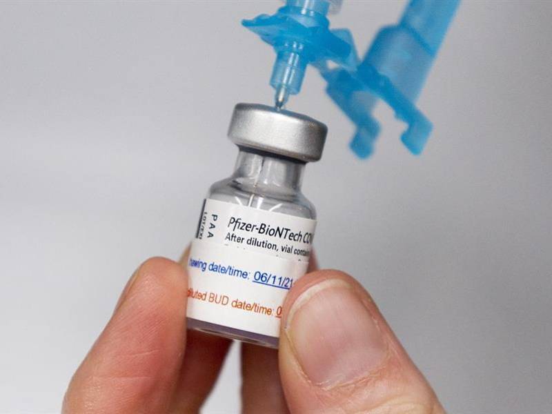 En un comunicado, la FDA indicó que las vacunas aprobadas son la de Moderna y la de Pfizer-BioNTech.