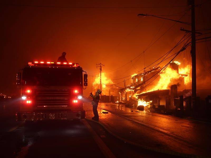 El incendio de Eaton, que asola la ciudad de Pasadena, ha dejado varias víctimas y destruido cientos de viviendas.