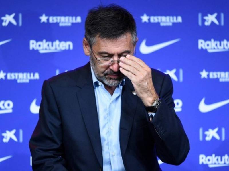 (FILES) In this file photo taken on August 19, 2020 Barcelona's president Josep Maria Bartomeu attends the official presentation of new Dutch coach Ronald Koeman at the Camp Nou stadium in Barcelona on August 19, 2020. - Police raided the offices of FC Barcelona on March 01, 2021, carrying out several arrests just six days ahead of the club's presidential elections, a Catalan regional police spokesman told AFP. Spain's Cadena Ser radio said one of those arrested was former club president Josep Maria Bartomeu, who resigned in October, along with CEO Oscar Grau and the club's head of legal services. (Photo by Josep LAGO / AFP)