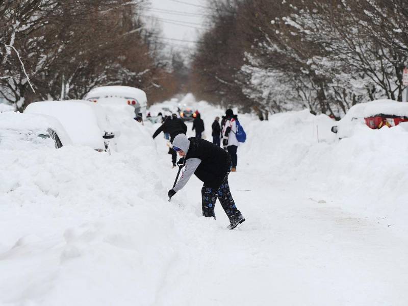 Las autoridades de Nueva York habilitaron centros con alimentos para las personas que no han podido salir a realizar compras por la tormenta invernal.