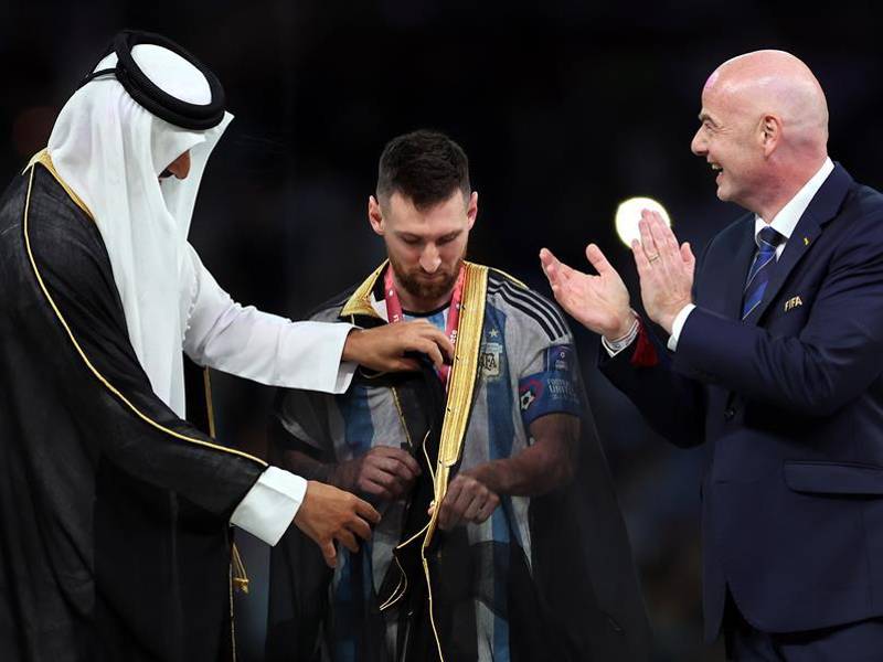 La famosa capa que utilizó Messi al levantar la Copa del Mundo disparó las ventas en Qatar, pero ¿cuál es su precio?