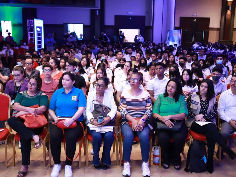 Los requisitos varían en cada oferta académica.