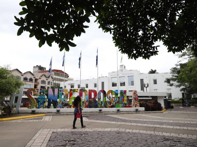 El beneficio es para la ciudad, dicen las autoridades, el gerente regional de Banpaís, Ramón Fuentes, y el alcalde Roberto Contreras. Fotos M. Cubas.