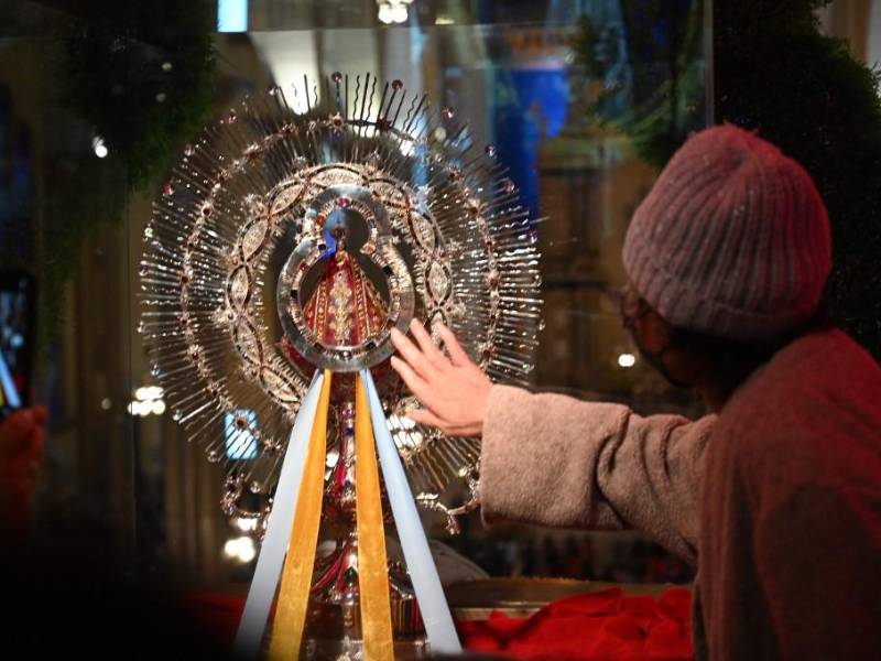 Una mujer hondureña participa en una celebración por el 277 aniversario del descubrimiento de la Virgen de Suyapa, patrona de Honduras, en la Basílica Menor de Suyapa en Tegucigalpa el 3 de febrero de 2024.