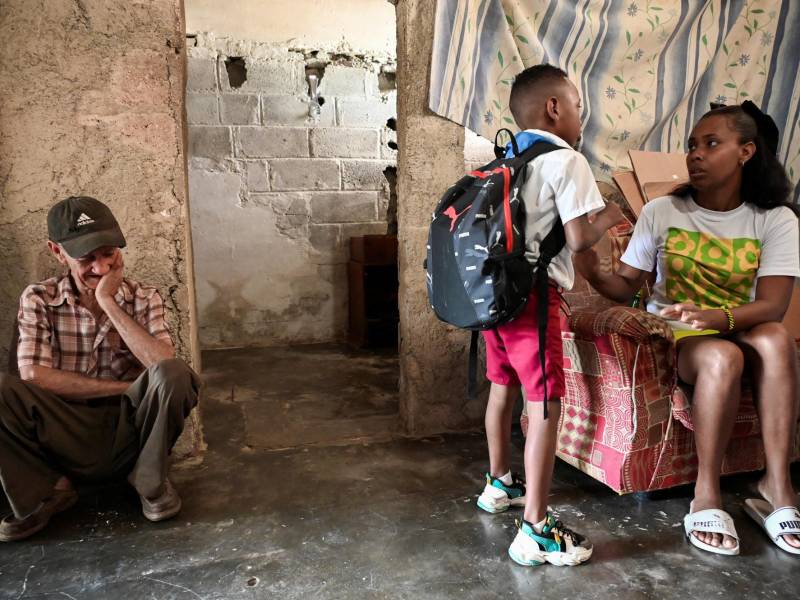 Diana Ruíz junto a su hijo y su padre, Lázaro Ruíz, en su hogar en La Habana.