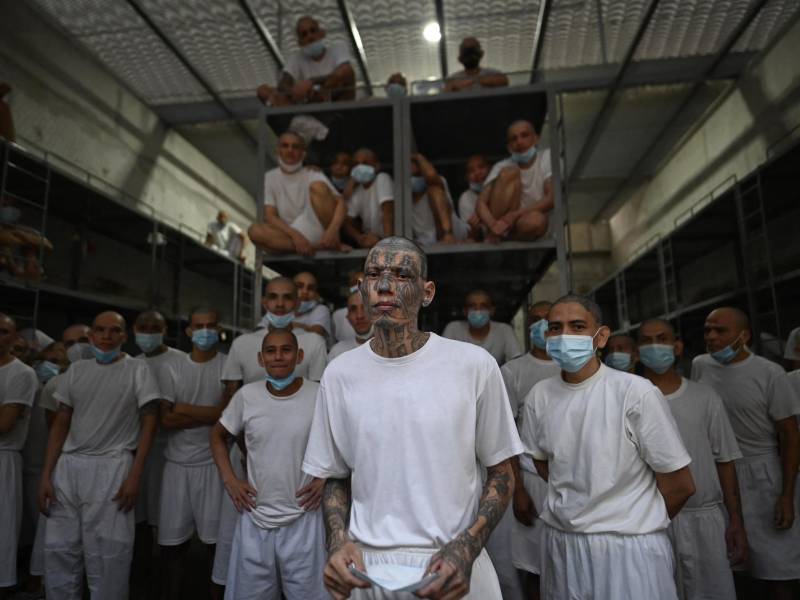 Considerada la <b>cárcel</b> “más grande de América” con capacidad para 40,000 reclusos, el Centro de Confinamiento contra el Terrorismo (Cecot) de El <b>Salvador</b> es un símbolo de la cruzada del presidente Nayib Bukele contra las pandillas.