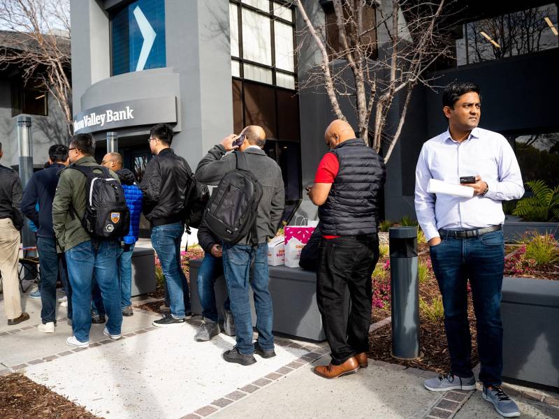 Varios clientes del Silicon Valley Bank esperan para poder retirar sus fondos tras la quiebra de la entidad.