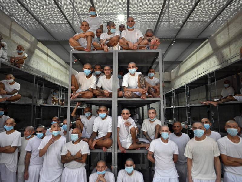 Vista de los reos en prisión de máxima seguridad en El Salvador.