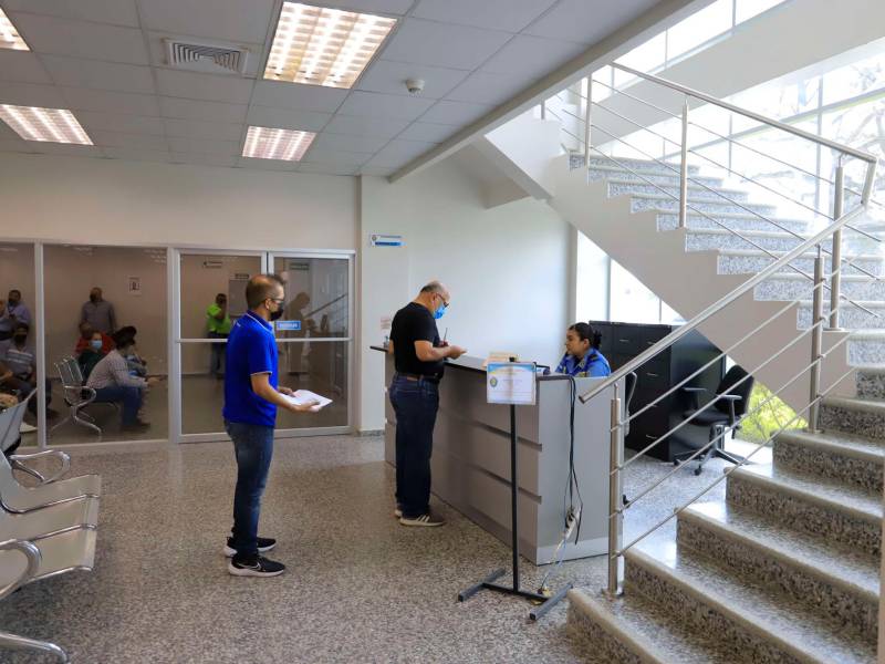 <b><span class=mln_uppercase_mln>Oficina.</span></b> Conductores en el plantel de Tránsito en colonia Municipal.