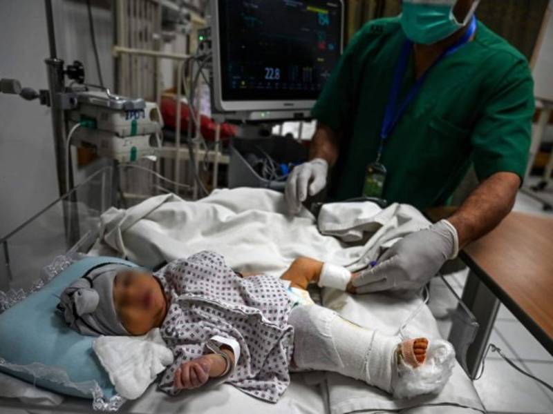 En los hospitales se sigue atendiendo otro tipo de enfermedades, no solo el coronavirus. Los padres de familia se tienen que poner alertas ante todas las enfermedades.(Photo by Wakil KOHSAR / AFP)