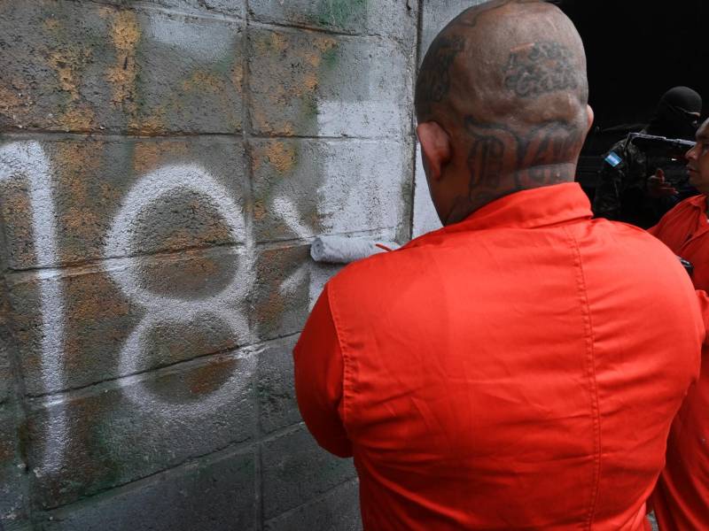 Las autoridades de <b>Honduras</b> sacaron este lunes de una cárcel a 30 pandilleros, con uniformes naranja y cadenas en los pies, y los pusieron a borrar grafitis en paredes en edificios de la capital.