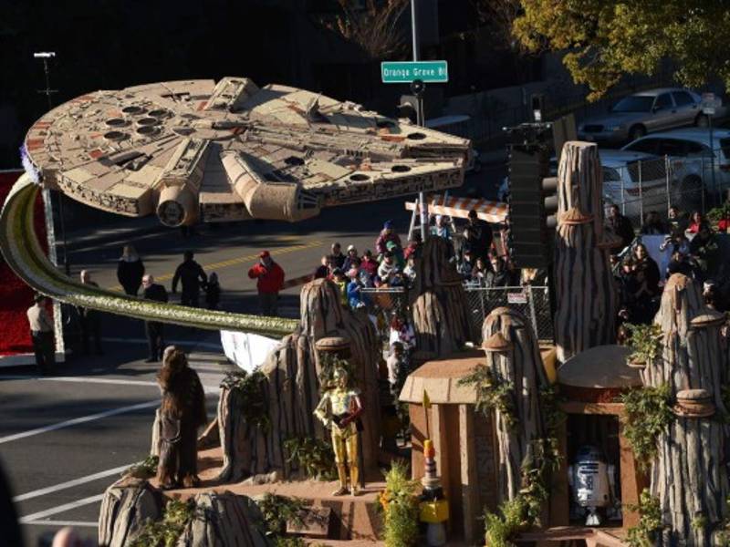 La carroza con los personajes de la cinta Star War fue una de las más aplaudidas.