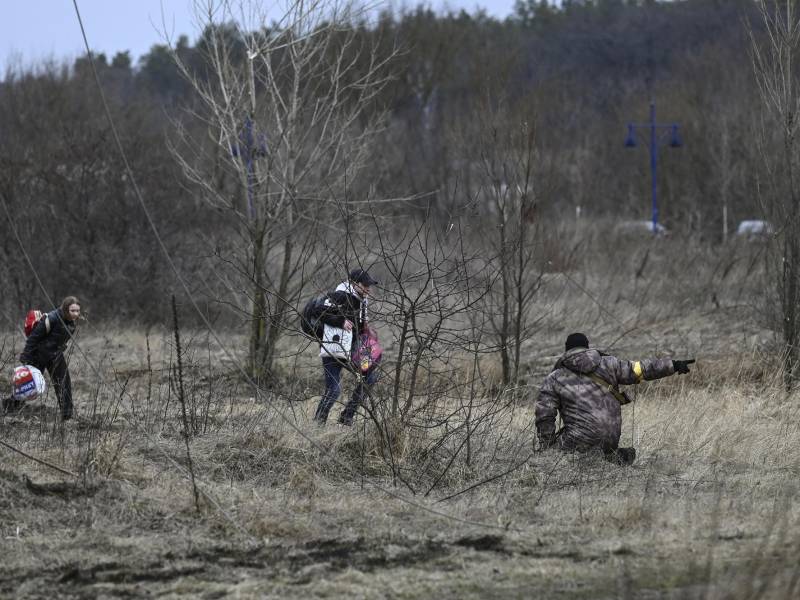 Militares ucranianos custodian los corredores por los que escapan los civiles de los bombardeos y combates en Kiev.