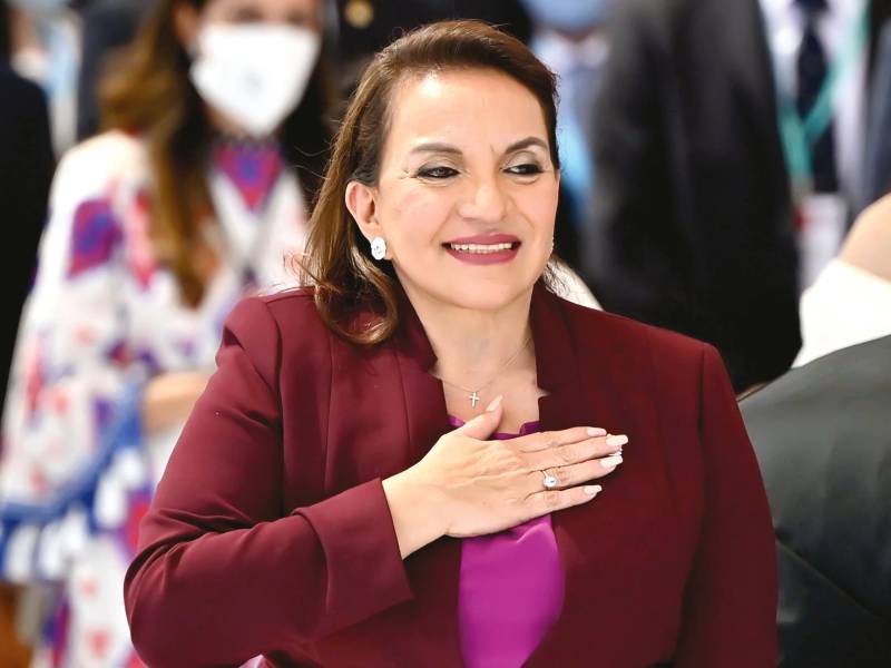 La confección y diseño de su traje estuvo a cargo del diseñador hondureño Yoyo Barrientos. Las redes sociales se llenaron de elogios para el talentoso diseñador y a la presidenta por su elección.