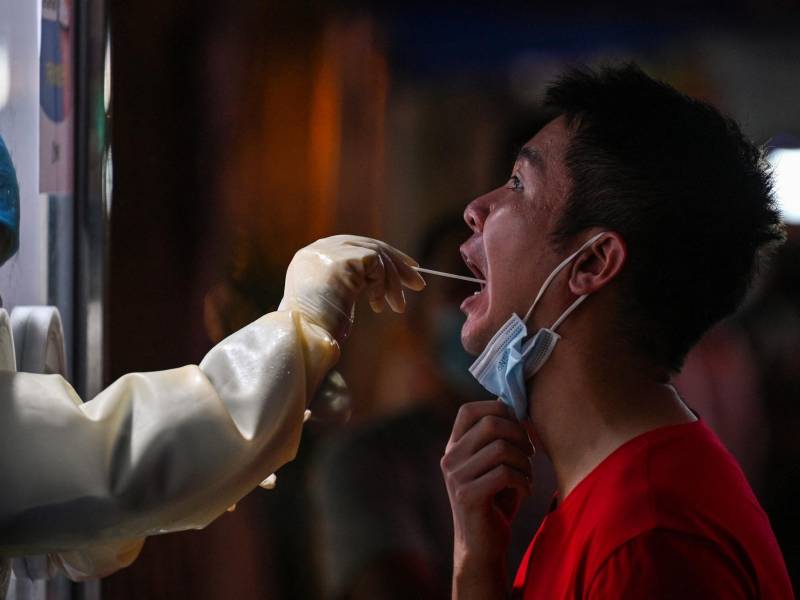 Por el momento, no se ha probado que exista transmisión de persona a persona, aunque informes previos señalan que este tipo de contagio tampoco es descartable.