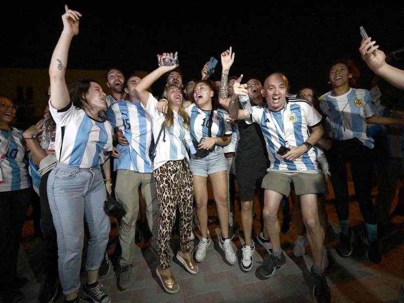 Muchos hinchas argentinos viajaron a Qatar para apoyar a la Albiceleste en el Mundial.