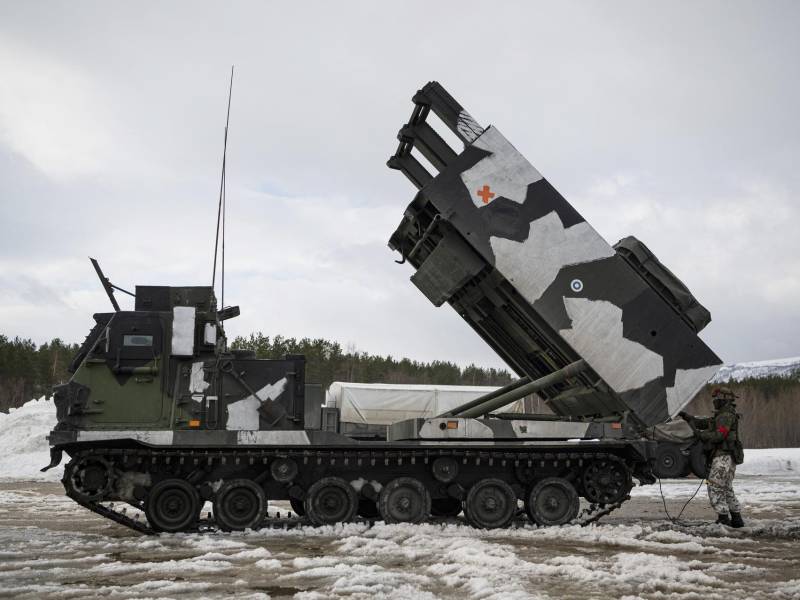 El sistema de lanzamientos de cohetes MLRS M270, es un armamento muy móvil, con un alcance de hasta 300 km.