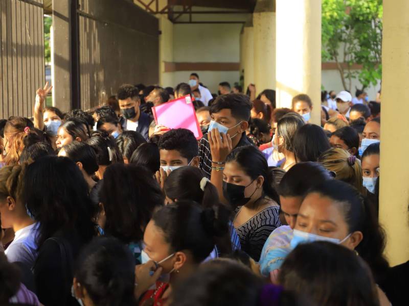 Miles de hondureños salen todas las mañanas en busca de una oportunidad laboral en las maquilas.