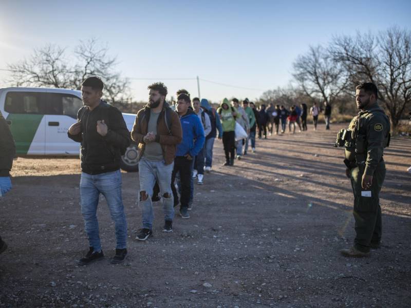 Cientos de migrantes cruzan a diario la frontera sur de EEUU pese a las medidas de seguridad de Texas.