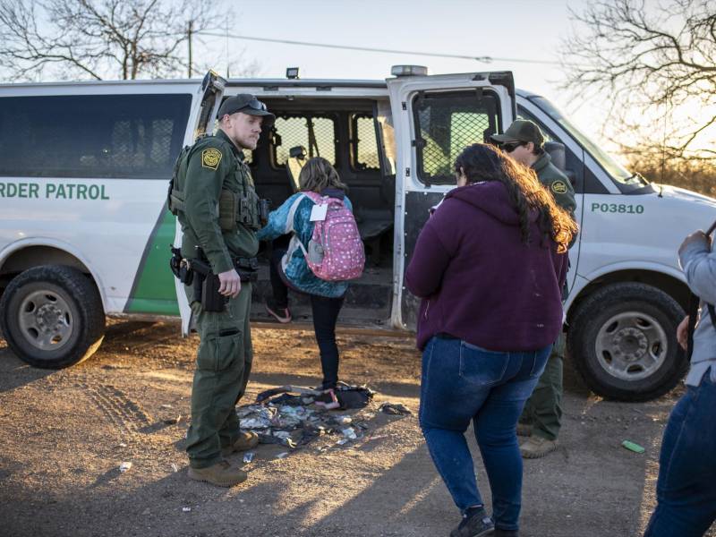 Un grupo de migrantes es trasladado por la Patrulla Fronteriza hacia centros de detención.
