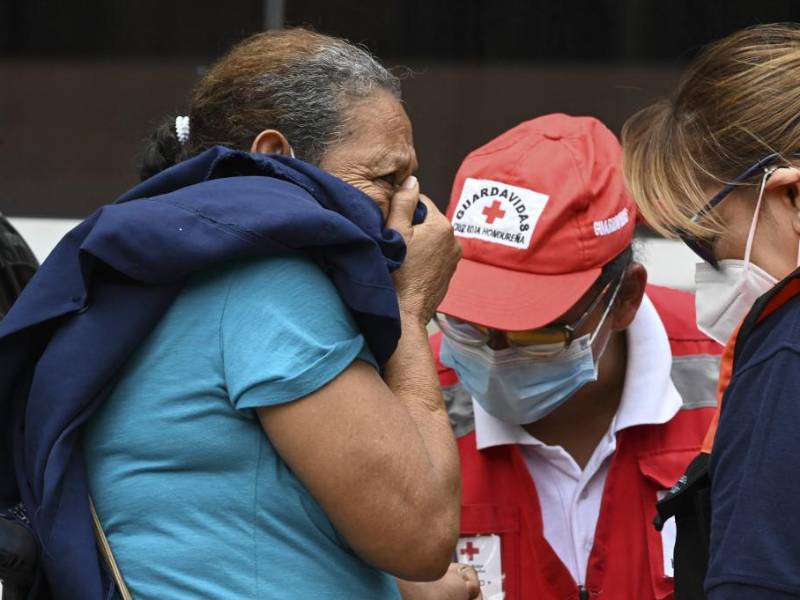 Una mujer llora mientras espera el cuerpo de su familiar, una de las 46 mujeres muertas durante un incendio luego de una reyerta entre reclusas de la prisión del Centro de Adaptación Social de la Mujer (CEFAS).