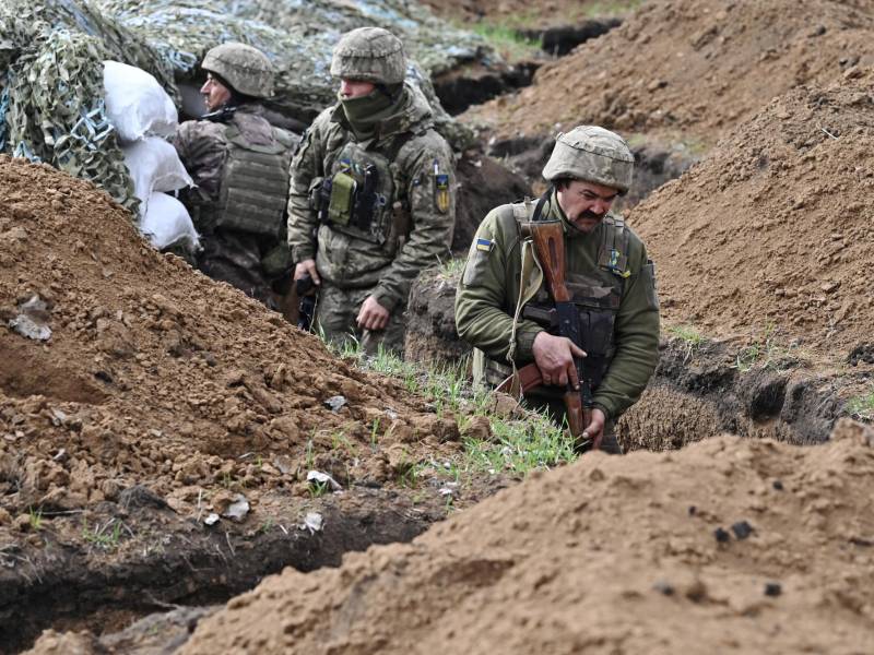 Soldados ucranianos permanecen en el frente de batalla en la ciudad de Bajmut, asediada por las tropas rusas.