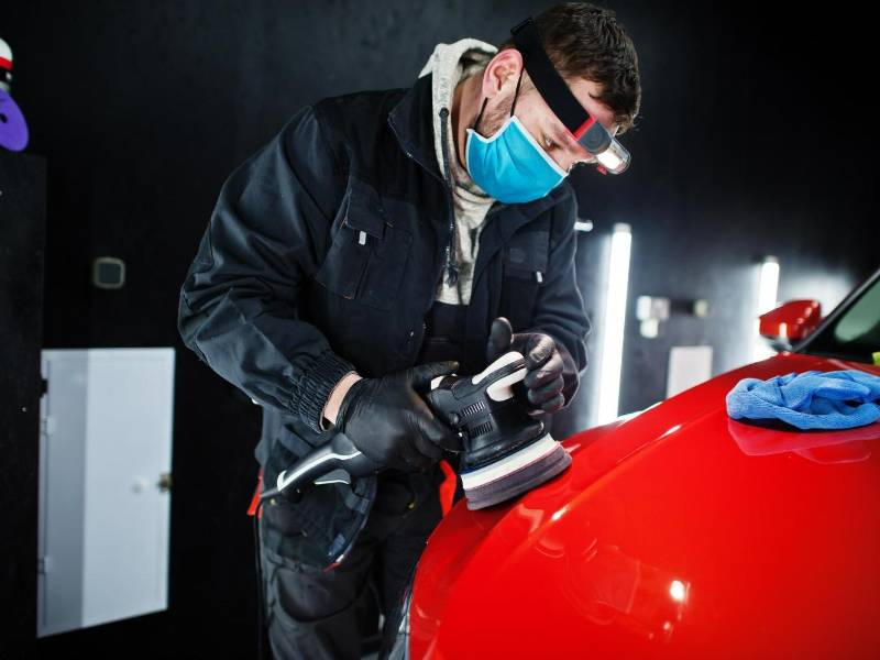 Las reparaciones de la pintura de los automóviles deben ser realizadas por personal capacitado y calificado.