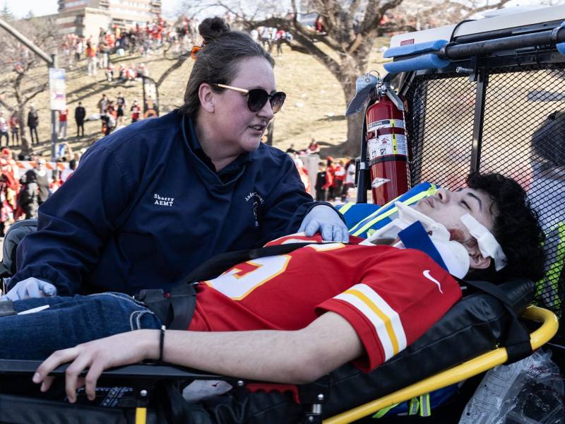 Paramédicos trasladan a uno de los heridos en el tiroteo al hospital.