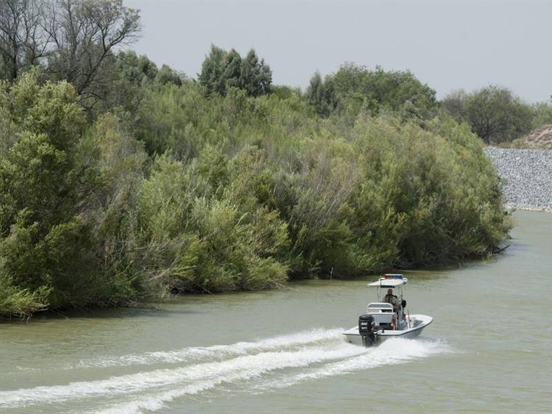 Una unidad de patrulla de botes de la estación del Puente Internacional Del Río se desplegó en el área en un intento de localizar a los niños. Fotografía: EFE