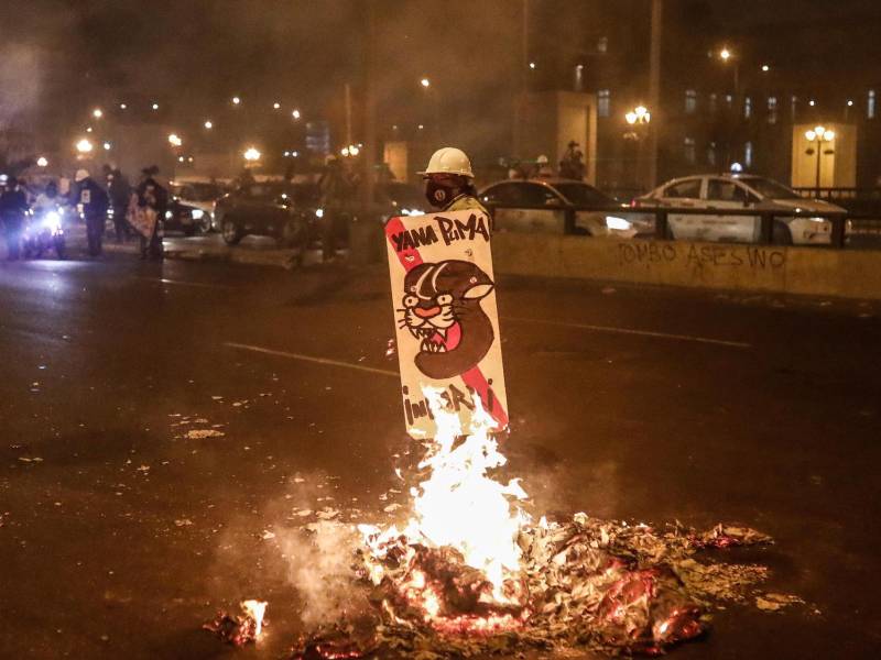 Un manifestante permanece junto a una barricada en llamas, durante una protesta en los exteriores de Palacio de Justicia en Lima (Perú), en una fotografía de archivo. EFE/ Aldair Mejía