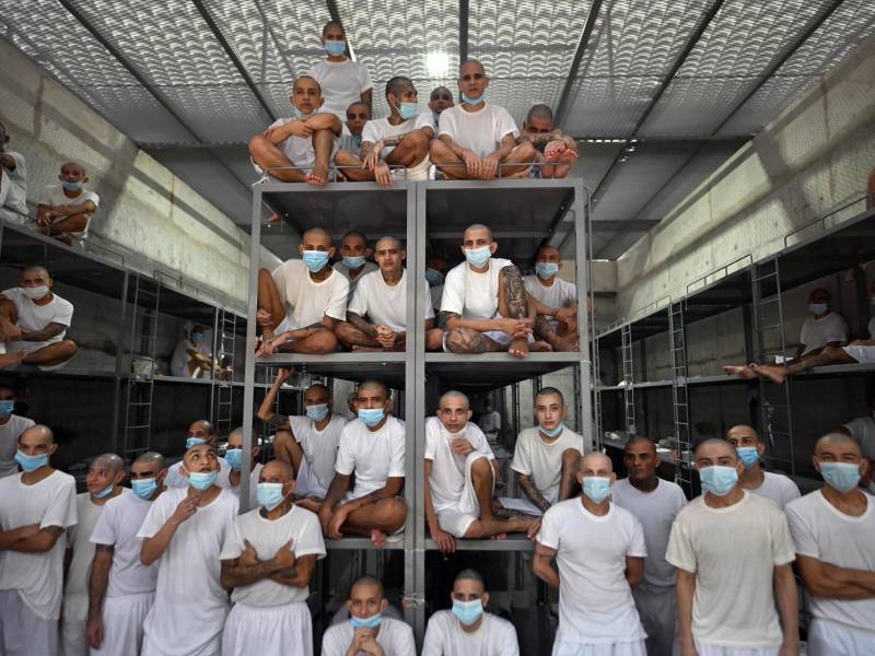 Vista de varios pandilleros en una cárcel de máxima seguridad en El Salvador.