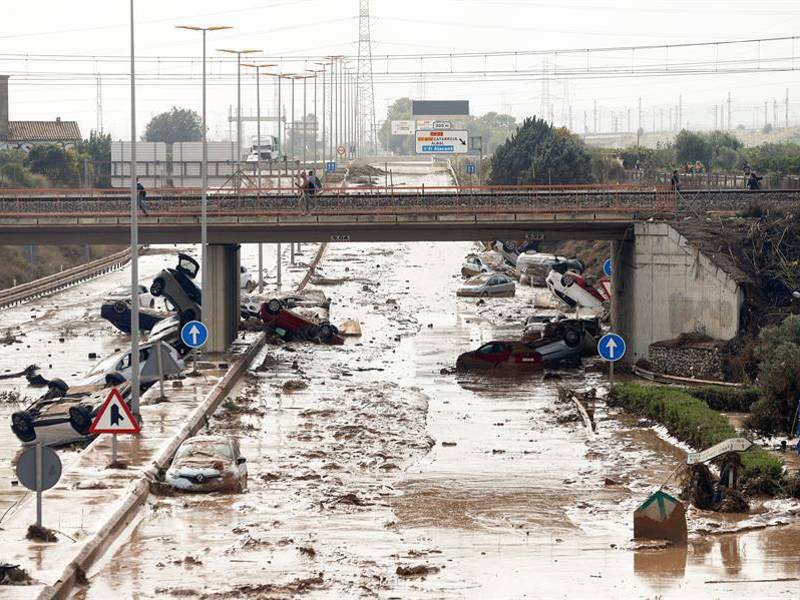 “No hay más terror que este”, ha afirmado desde la “zona cero” de las inundaciones en España uno de los bomberos voluntarios que trabaja en las tareas de rescate en la región devastada por las catastróficas inundaciones donde se ha reportado la muerte de al menos 140 personas.