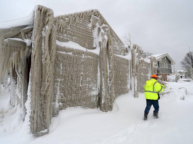 Estados Unidos teme este miércoles más víctimas fatales de la brutal tormenta invernal que azota el país desde hace una semana, que ha provocado decenas de muertos en todo el país y sembrado el caos en carreteras y aeropuertos en plena Navidad.