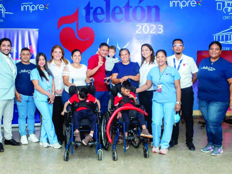 <b>Autoridades locales de la Teletón, equipo médico, pacientes y padres de familia en el lanzamiento en SPS.</b>