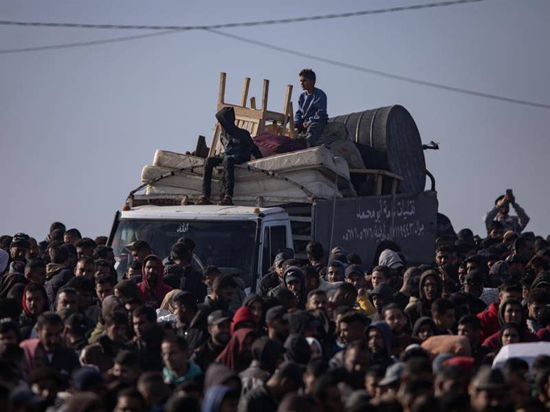 Los miles de palestinos que este lunes vuelven a sus casas del norte de Gaza tras 15 meses de exilio forzado casi no reconocen ni el suelo que pisan, con los edificios convertidos en una sucesión de montañas de escombros, pero tienen algo claro: no abandonarán su tierra.