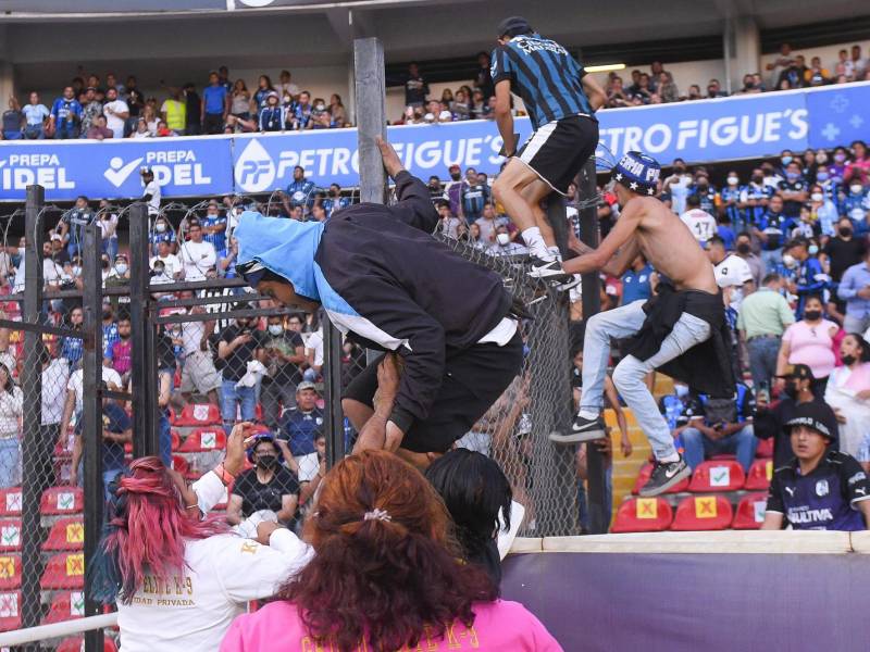 Aficionados del Querétaro y del Atlas originaron un conato de pelea que terminó invadiendo la cancha, durante un juego correspondiente a la jornada 9 del Torneo Clausura 2022 de la Liga MX.