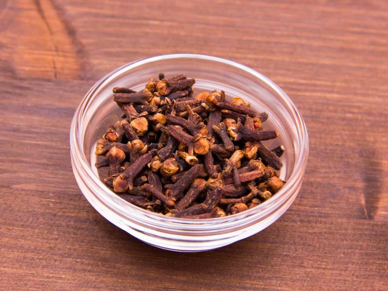 <b>1. CLAVO: </b> Botón floral de una planta originaria del archipiélago indonesio. De sabor picante, intenso y especiado, aromatiza preparaciones reposteras, conservas y salsas. También es parte de la famosa mezcla china de cinco especias.