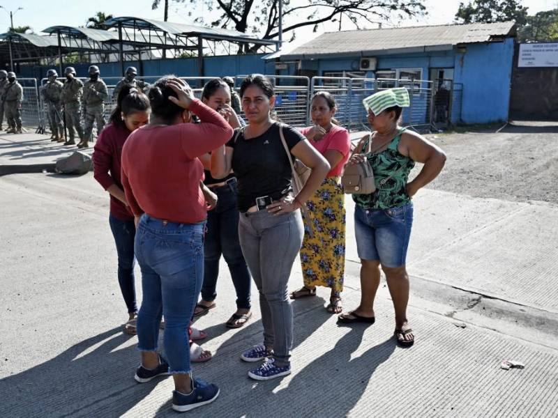 Familiares de los privados de libertad esperan información del violento ataque.