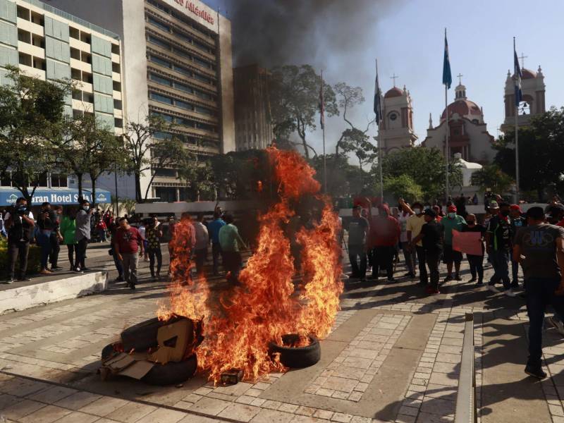 Vendedores quemaron llantas en el atrio de la municipalidad y demandaban diálogo con Roberto Contreras. Fotos: Melvin Cubas
