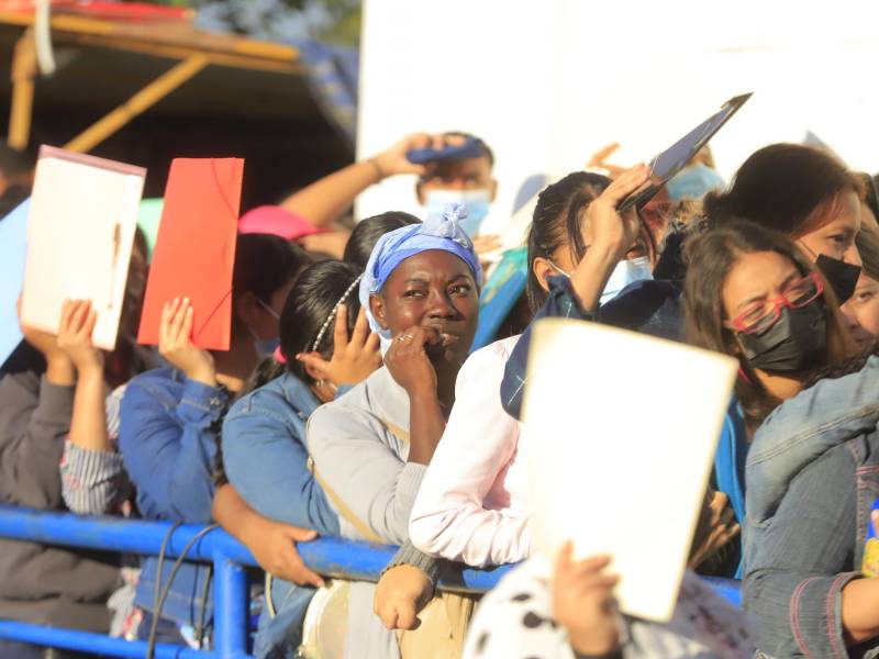 <b>Mujeres hacen fila desde la madrugada para entregar sus hojas de vida en una maquila de San Pedro Sula. Foto: La Prensa.</b>